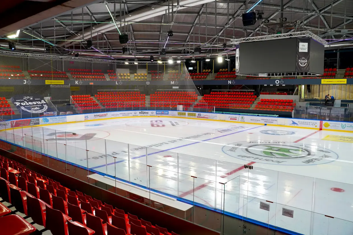 vue de l'intérieur de la patinoire polesud de grenoble